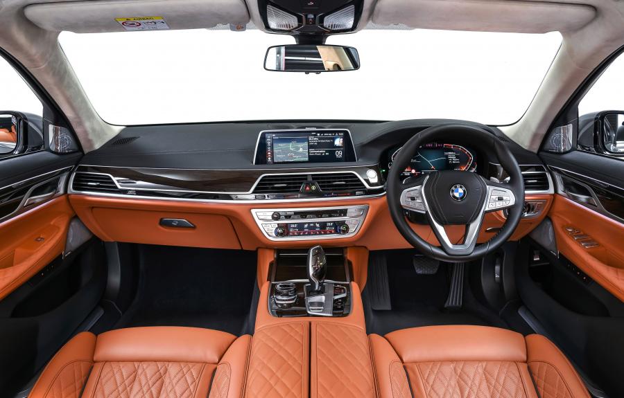 Торпедо BMW 750Li xDrive (G12) 2019 года  (ZA) (фото 10 из 40)